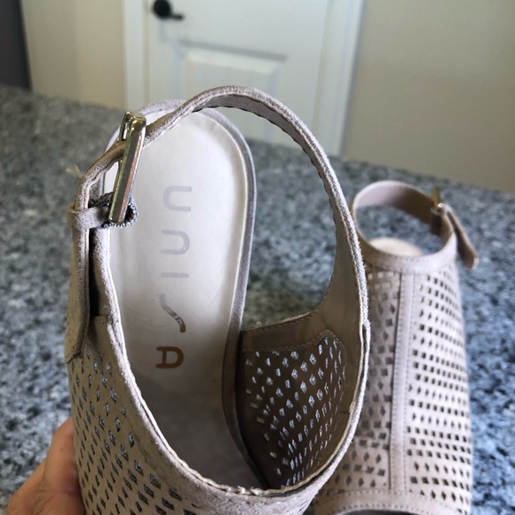 Open-toed Heels - Picture 5 of 7